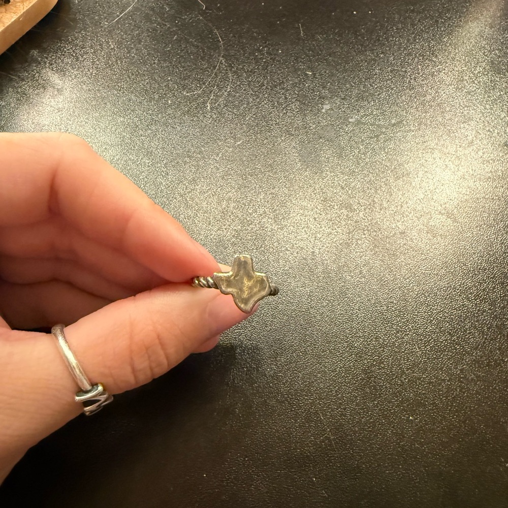 James Avery Silver Solitaire Ring with Elegant Design